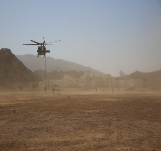 아크부대원들이 사막 한 가운데에서 패스트로프를 통해 침투하는 훈련을 하고있다