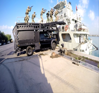 한-uae 연합훈련간 UDT SEAL팀이 UAE군과 한팀이 되어 대테러특수차량을 이용하여 선박에 진입하고 있다.