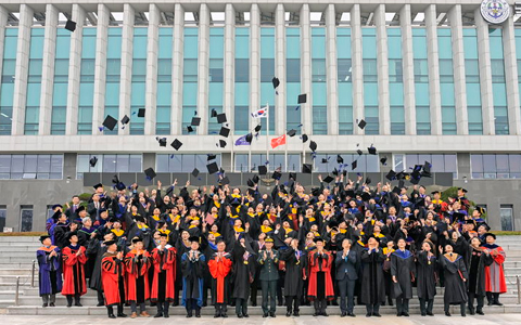 도서관에서 책을 보고 있는 사진