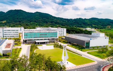 노트북을 사용하고있는 사진