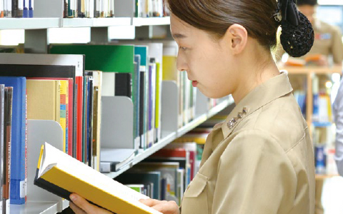 도서관에서 책을 보고 있는 사진