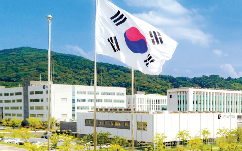 국방대학교 전경과 태극기가 날리고있는 사진