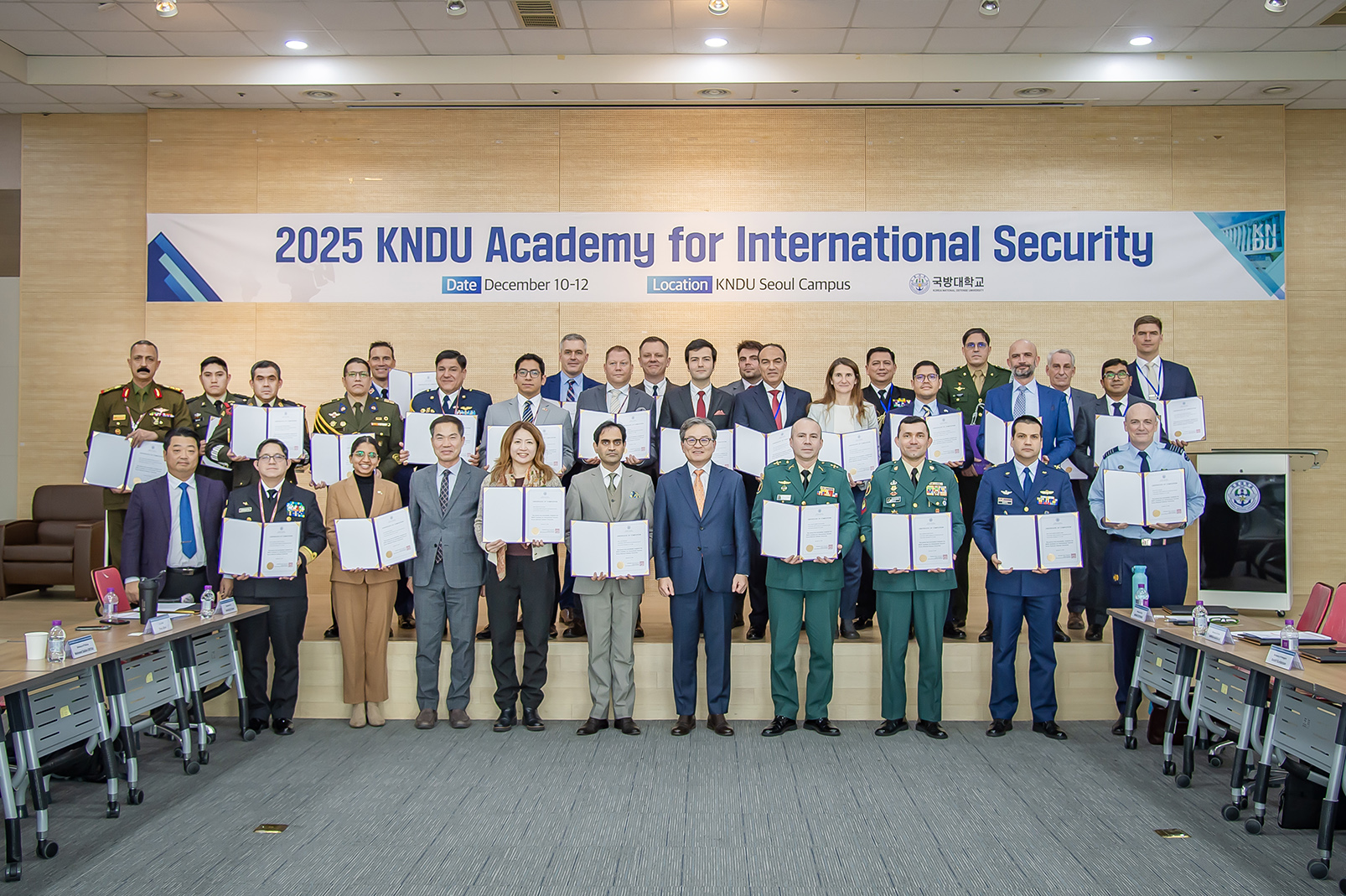 2025 KNDU Academy for International Security 강의 수료식을 맞이하여 국제안보교육과정에 참여한 사람들이 모여 기념사진을 촬영하고 있다.