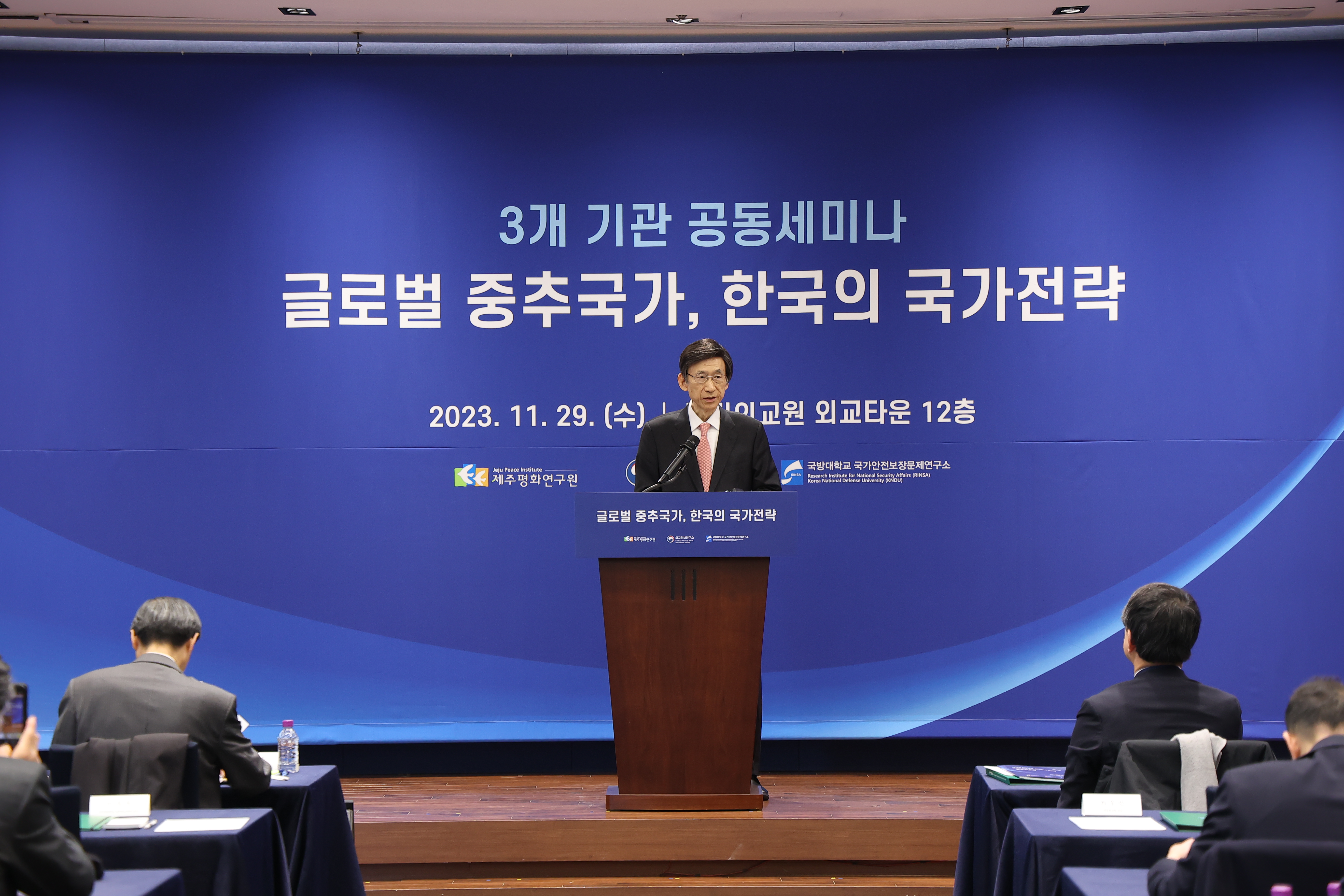 제2차 국내안보학술회의(3개 기관 공동세미나_윤병세 전 장관님)-4.JPG 첨부 이미지
